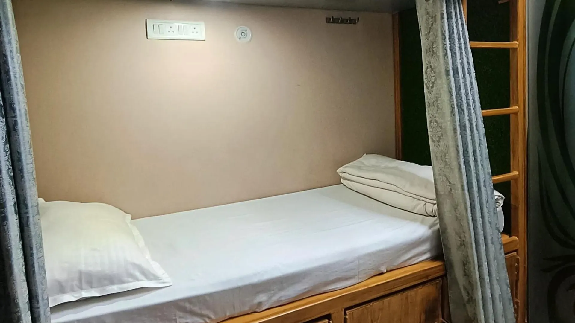 Shree Madhvam Ac Dormitory Waranasi